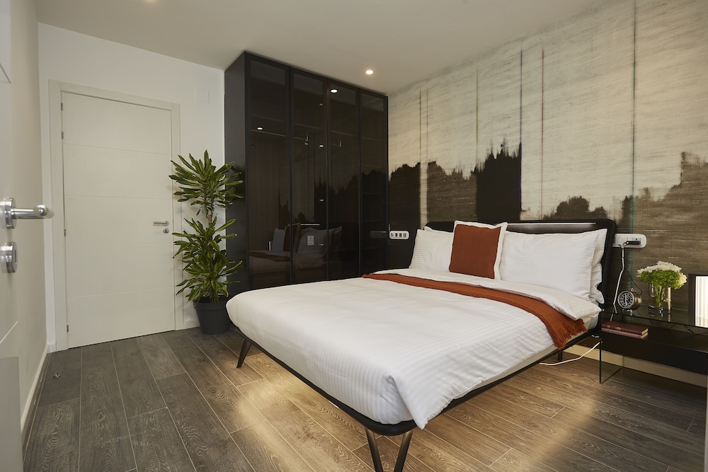 SUITE, KING BED, CITY VIEW