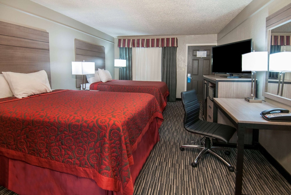 Days Inn by Wyndham Central San Antonio NW Medical Center 25/40