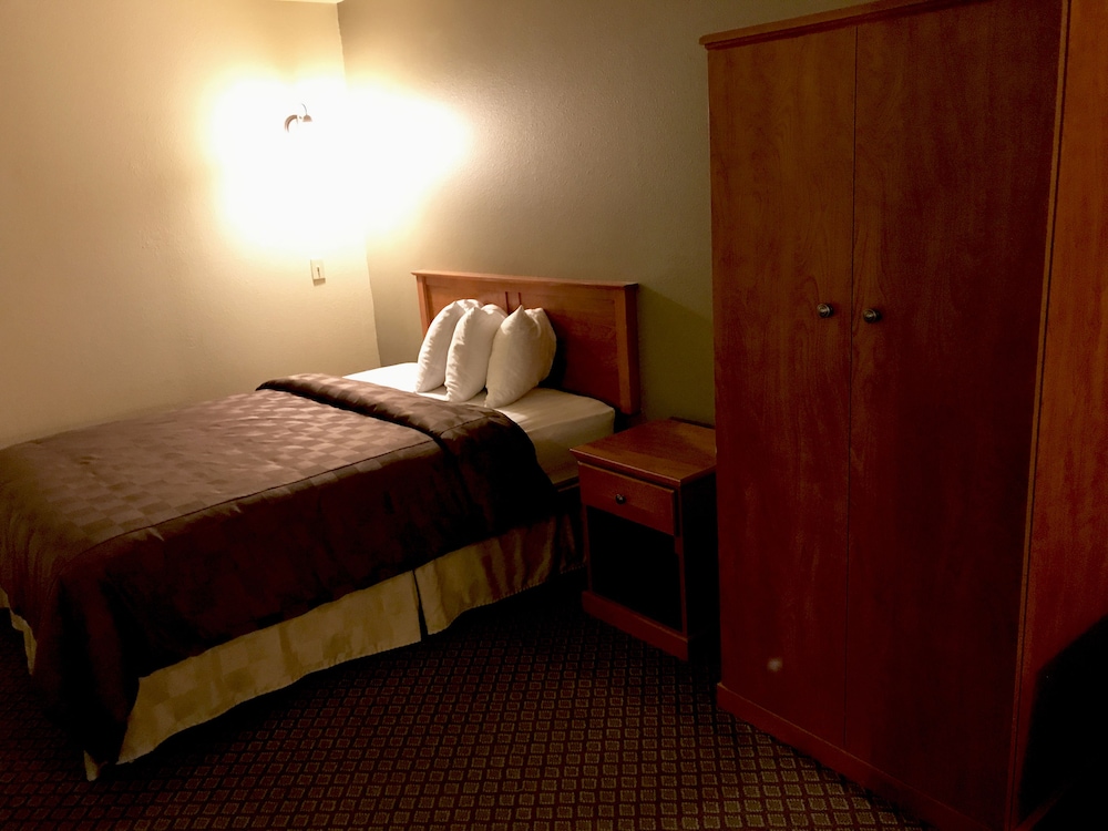 FAIRBRIDGE INN & SUITES KELLOGG 18/48