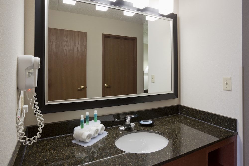 Holiday Inn Express Hotel &amp; Suites BLOOMINGTON WEST 15/52