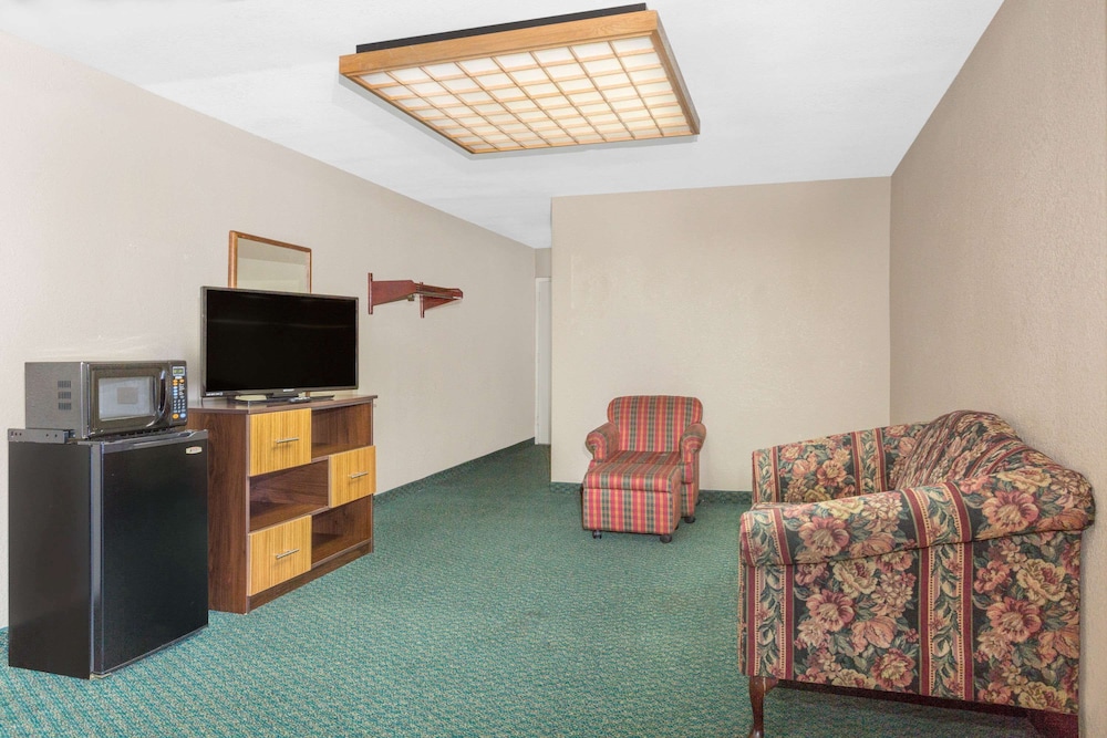 Super 8 By Wyndham Bentonville 35/59