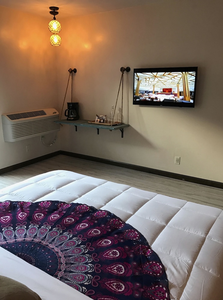 Delos Reyes Palm Springs 32/63