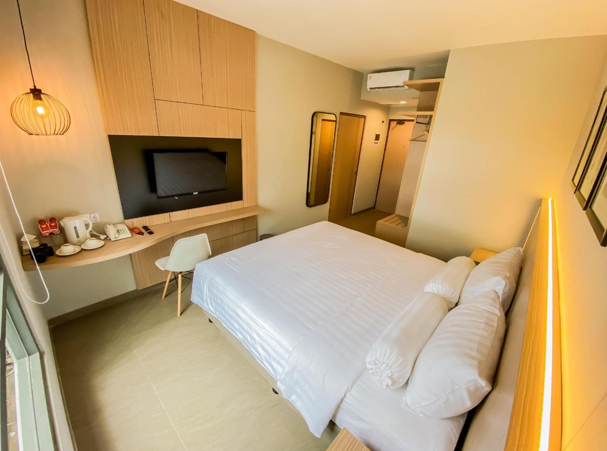 Front One King Hotel Tuban 33/68