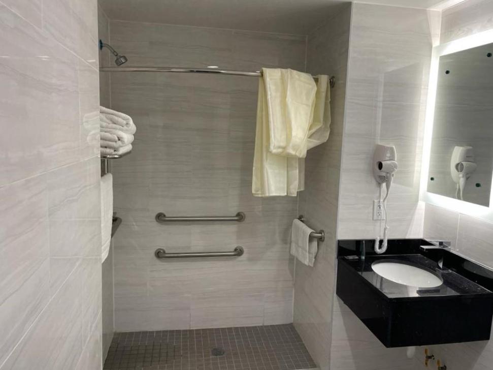 Royal Hotel Bronx 11/12
