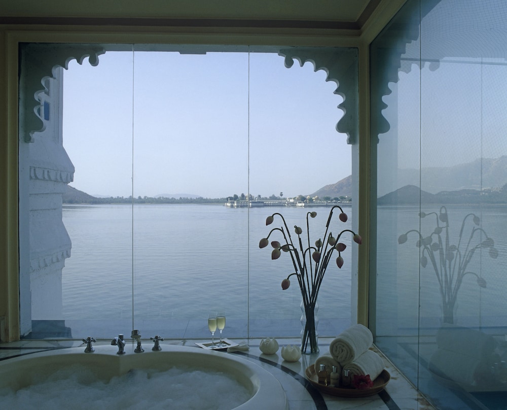 Taj Lake Palace 12/61