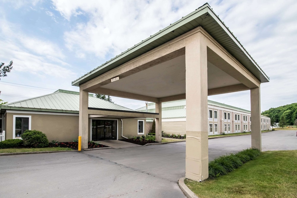 Clarion Inn & Suites Cortland - University Area 27/30