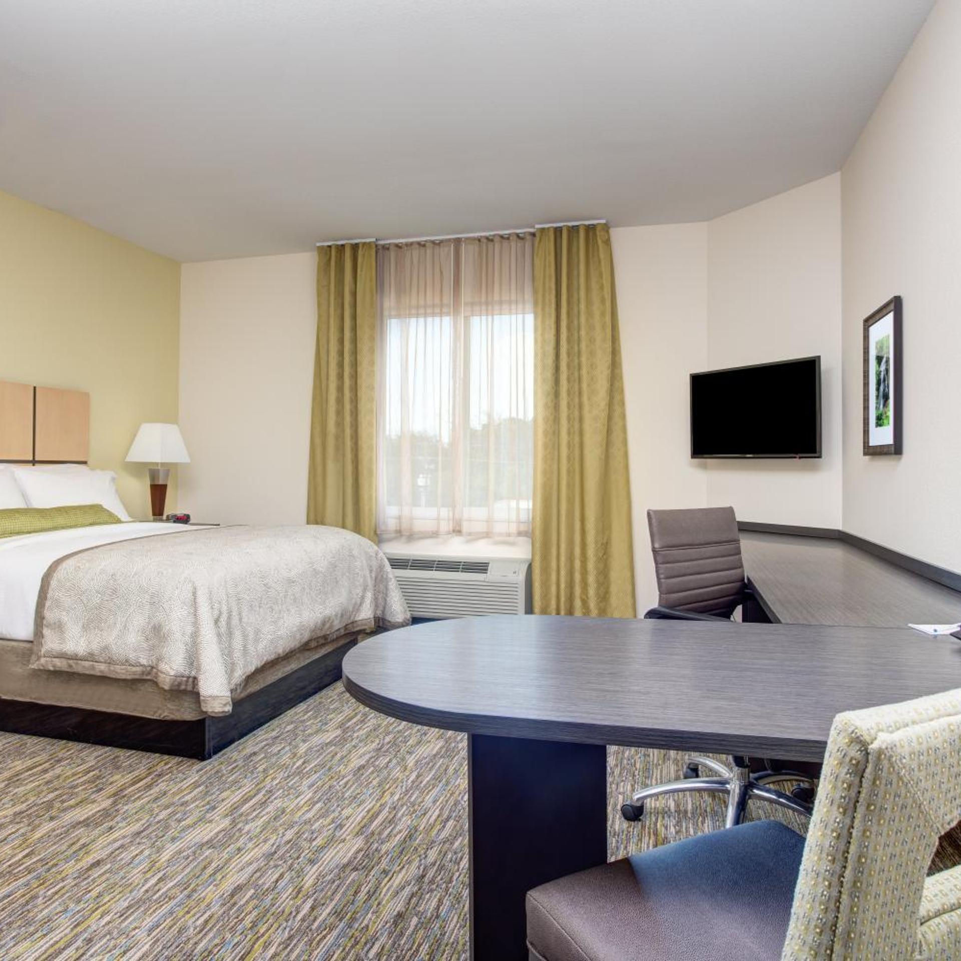 غرفة بسرير كوين لذوي الإعاقة، Candlewood Suites Cut Off 3/4