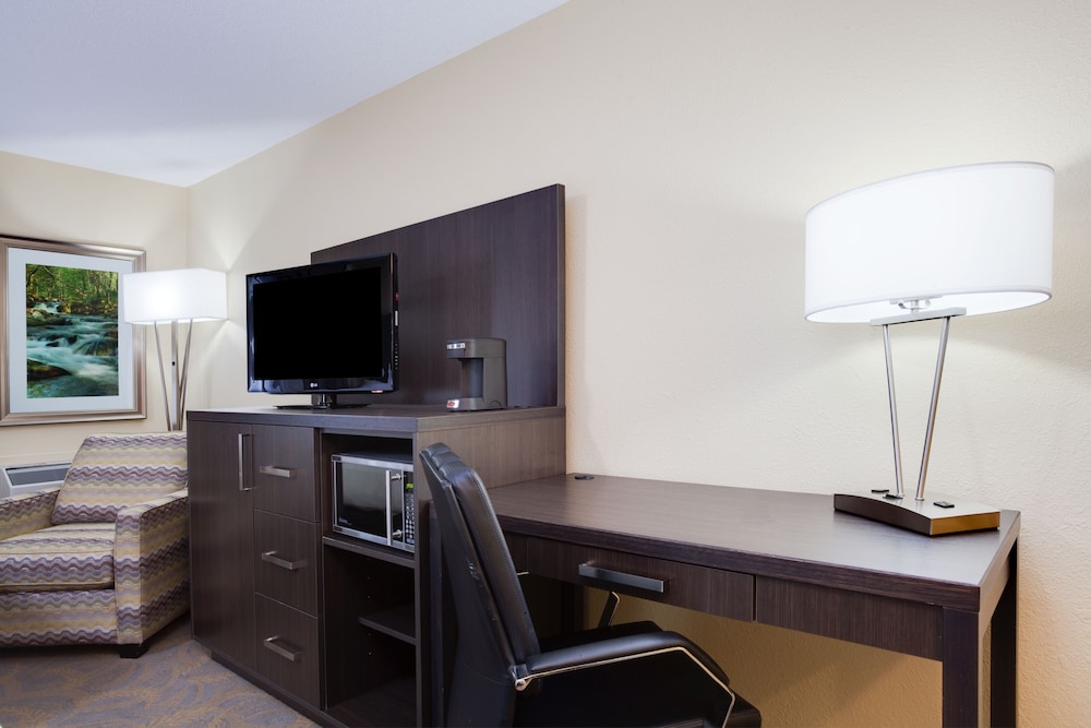 Holiday Inn Express Suites Fredericton 53/76