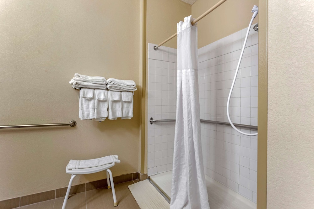 Comfort Inn Gurnee near Six Flags 9/35