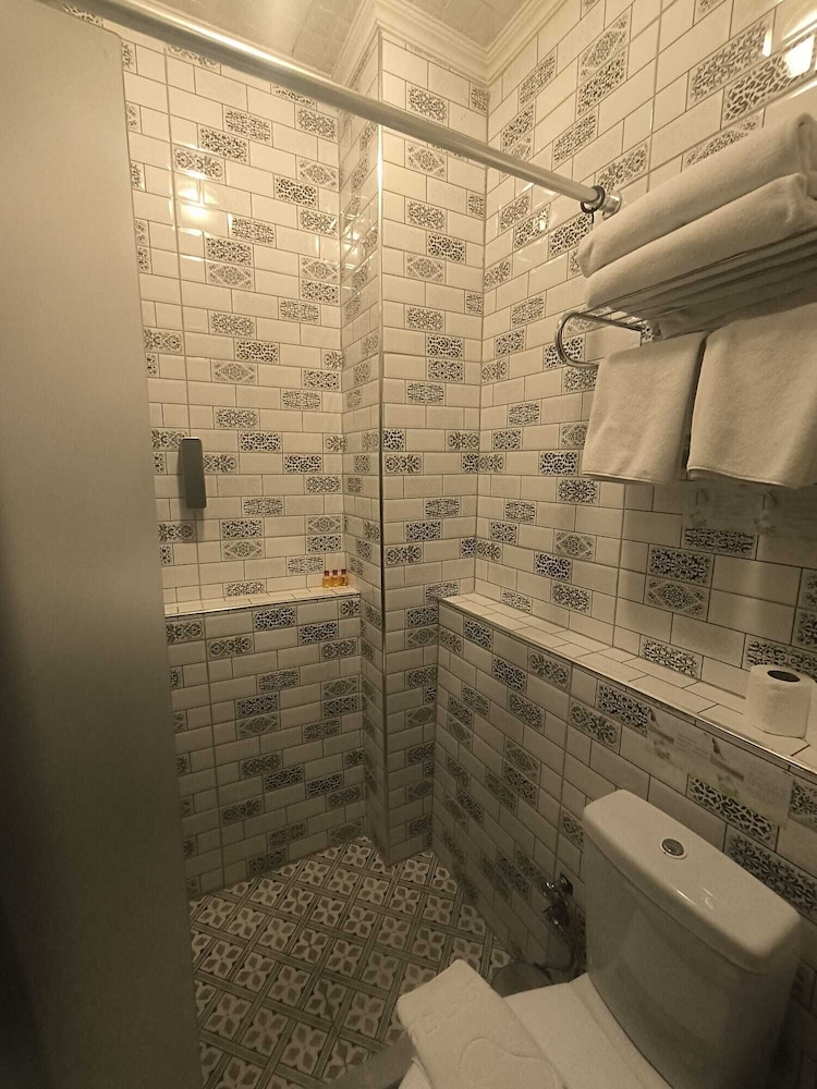 DELUXE, STUDIO, SUITE, SMOKING