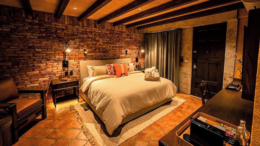 DELUXE, KING BED, GARDEN VIEW