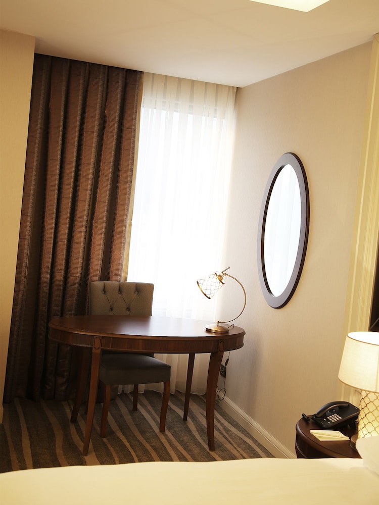 Morrian Hotel 32/50