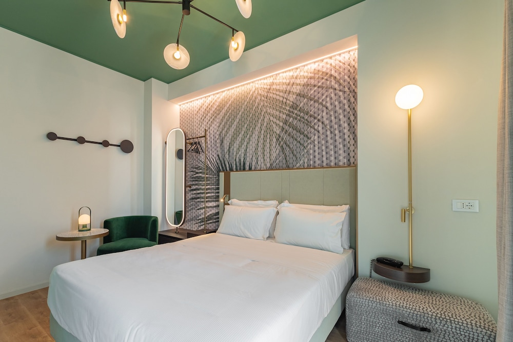 DELUXE, KING BED