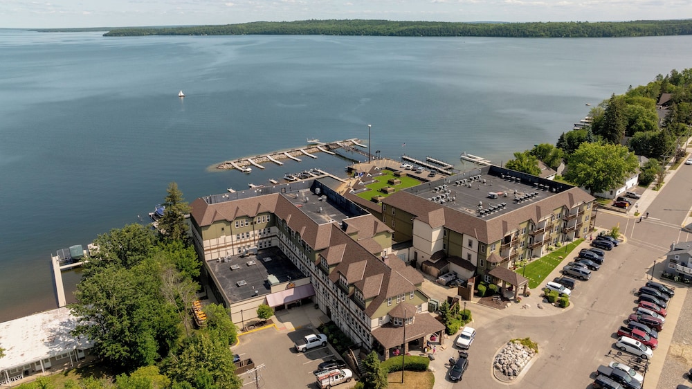 Chase On The Lake Resort Hotel 47/51