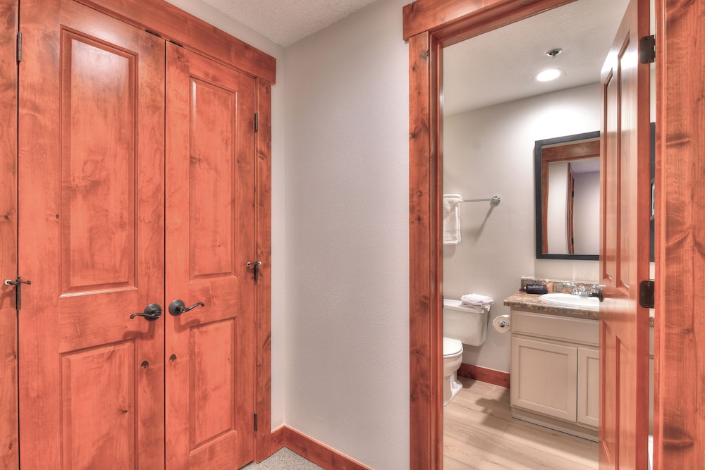 Condo, Plus, Loft, Studio, Queen Bed, Sofa، Wedgewood Lodge 3/3