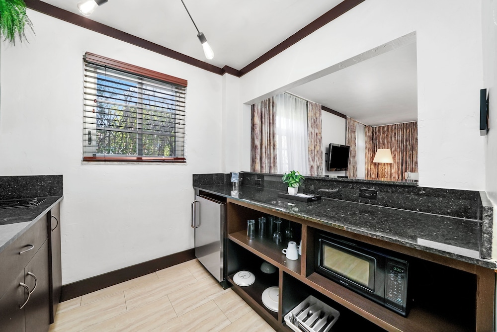 Lincoln Arms Suites 10/73