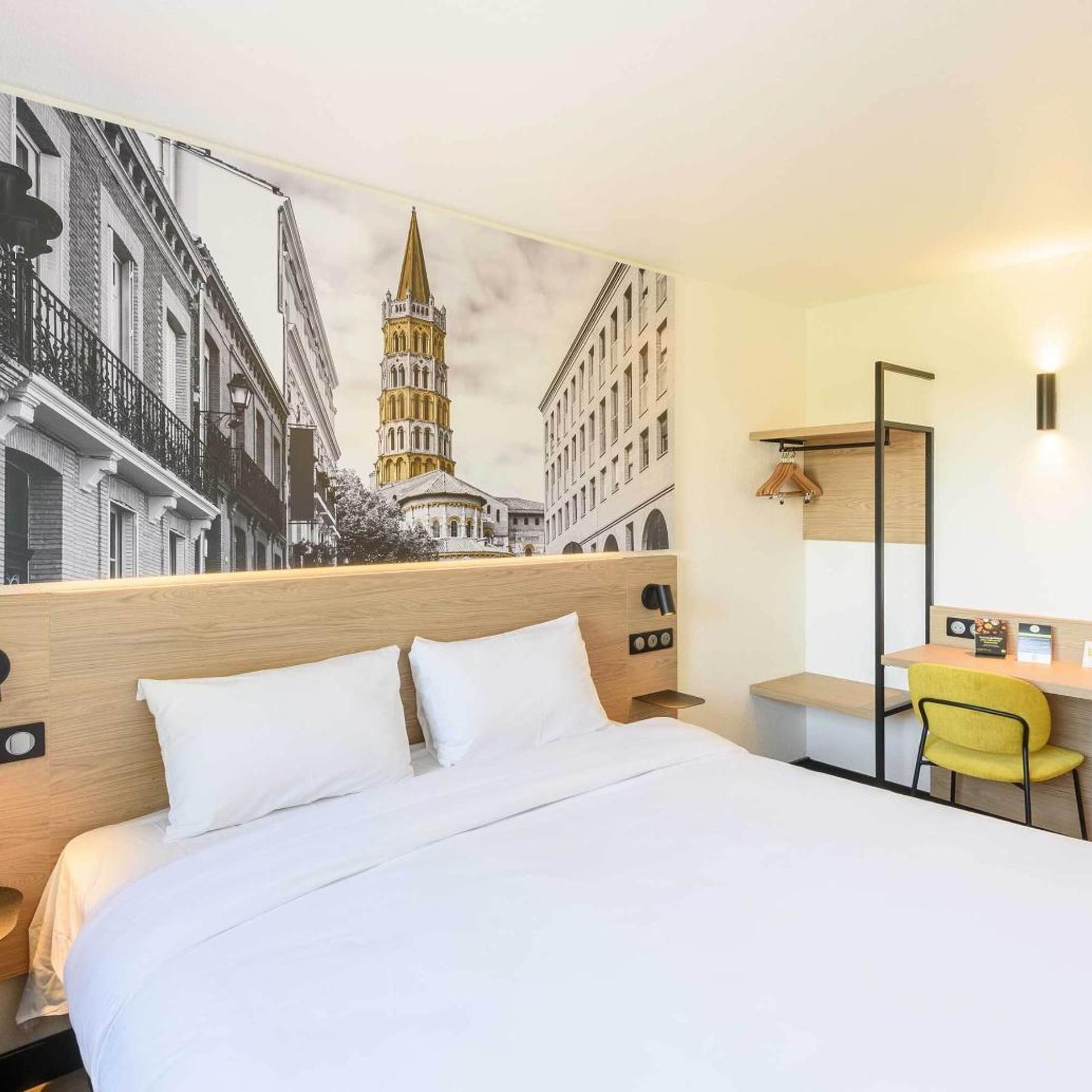ROOM, DOUBLE BED