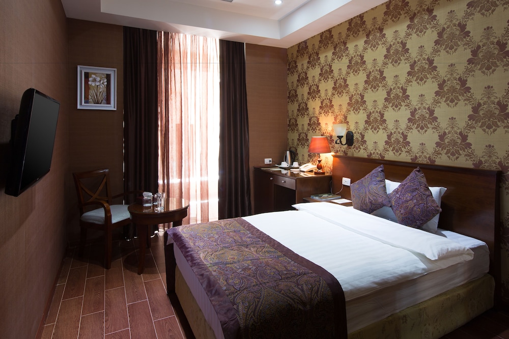 DIAMOND HOUSE HOTEL 11/42
