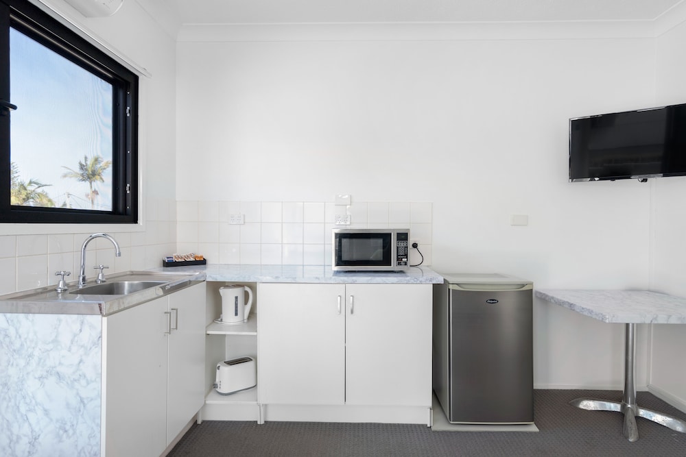 Montego Mermaid Beach Motel 57/69