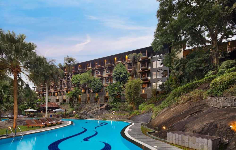 Earls Regency Hotel 37/43