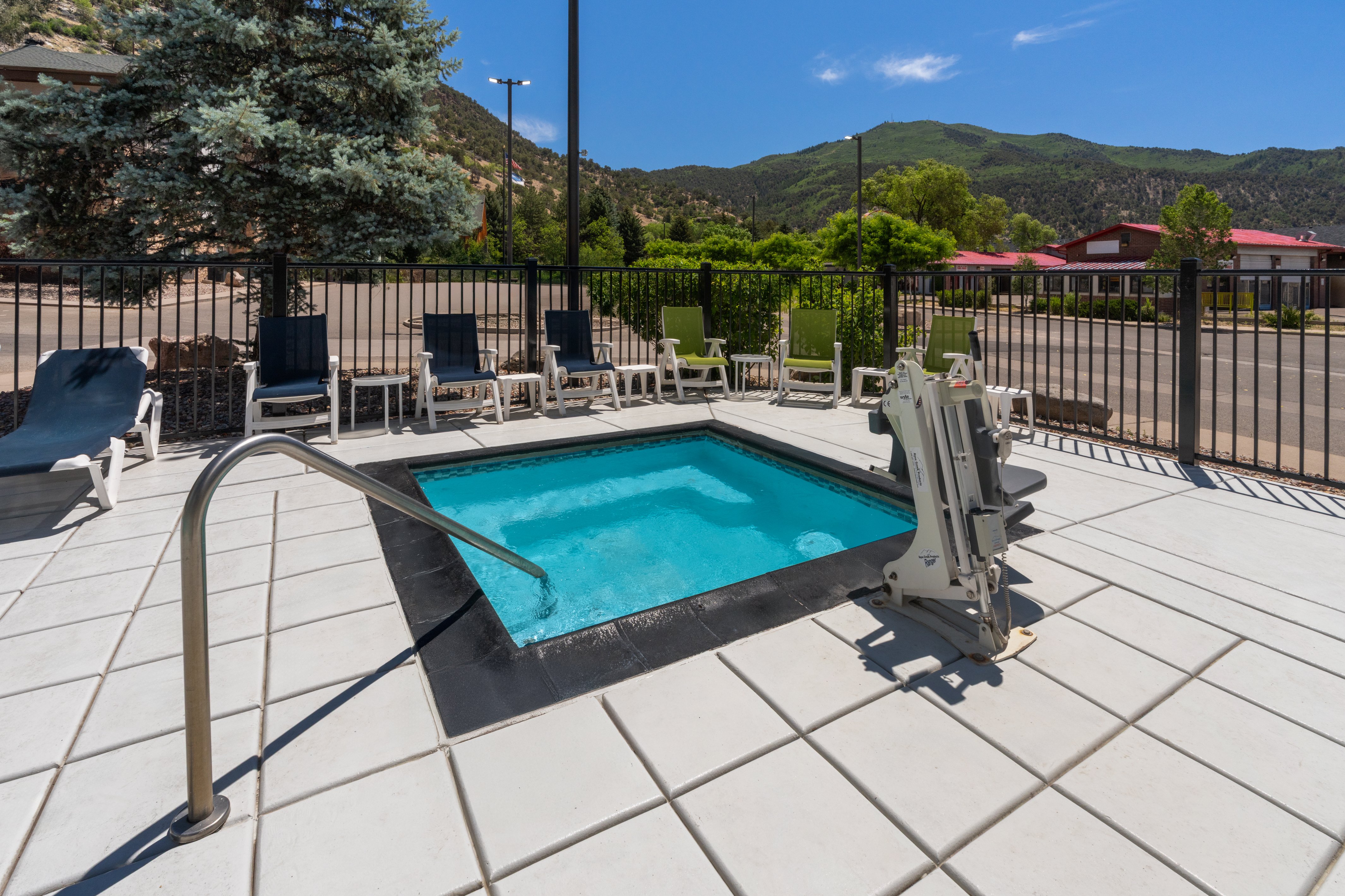 Holiday Inn Express Glenwood Springs Aspen Area, an IHG Hotel 45/73