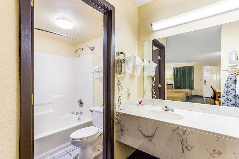 Econo Lodge Clinton - Jackson West, MS 25/25