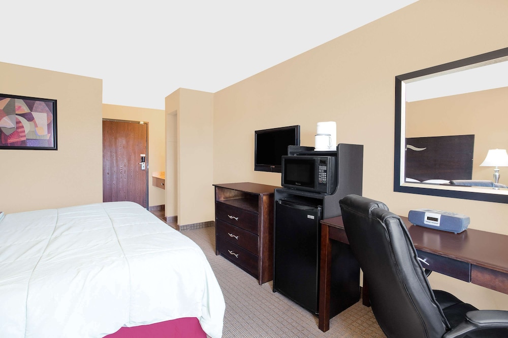 Super 8 by Wyndham Sheboygan WI 9/19