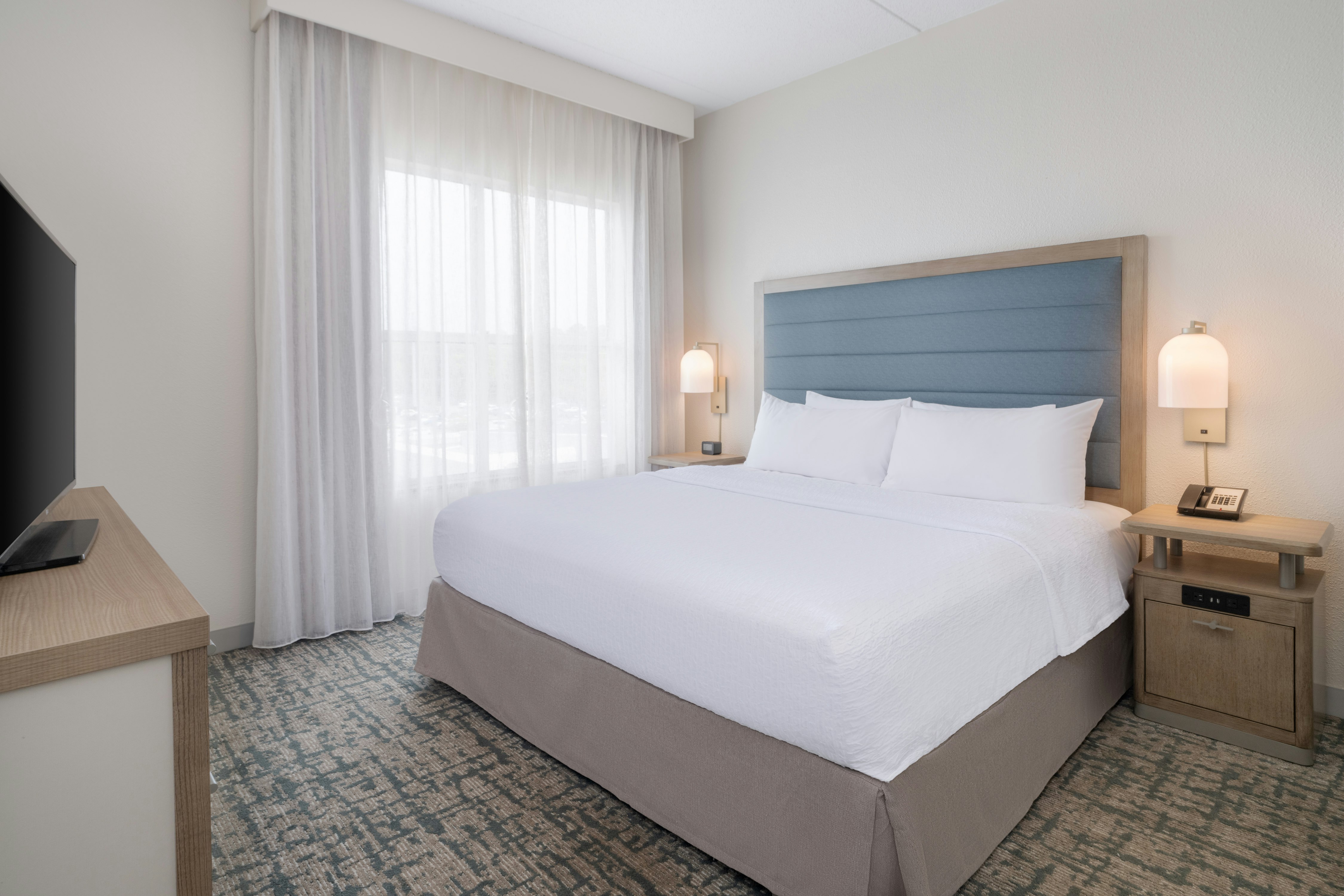 SUITE, KING BED, ACCESSIBLE