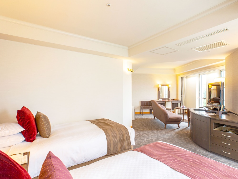 DELUXE, TWIN BEDS, CASTLE VIEW, SOFA