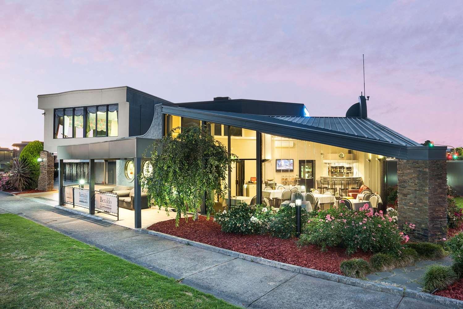 Mahoneys Motor Inn 1/9