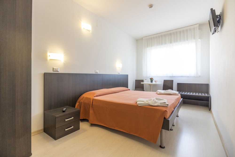 ROOM, DOUBLE BED