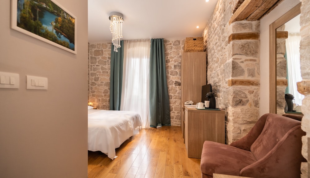 Tifani Luxury Rooms 48/50