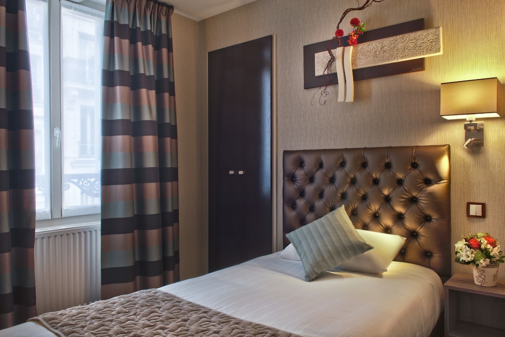 ROOM, SINGLE