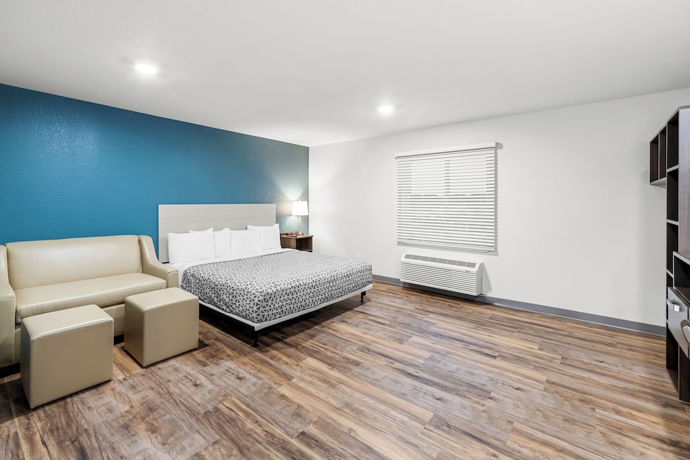 SUITE, KING BED, ACCESSIBLE