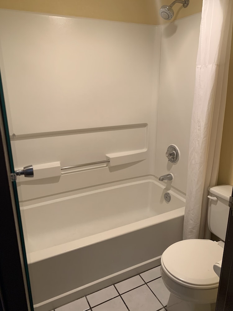 Days Inn by Wyndham Rockford 7/37
