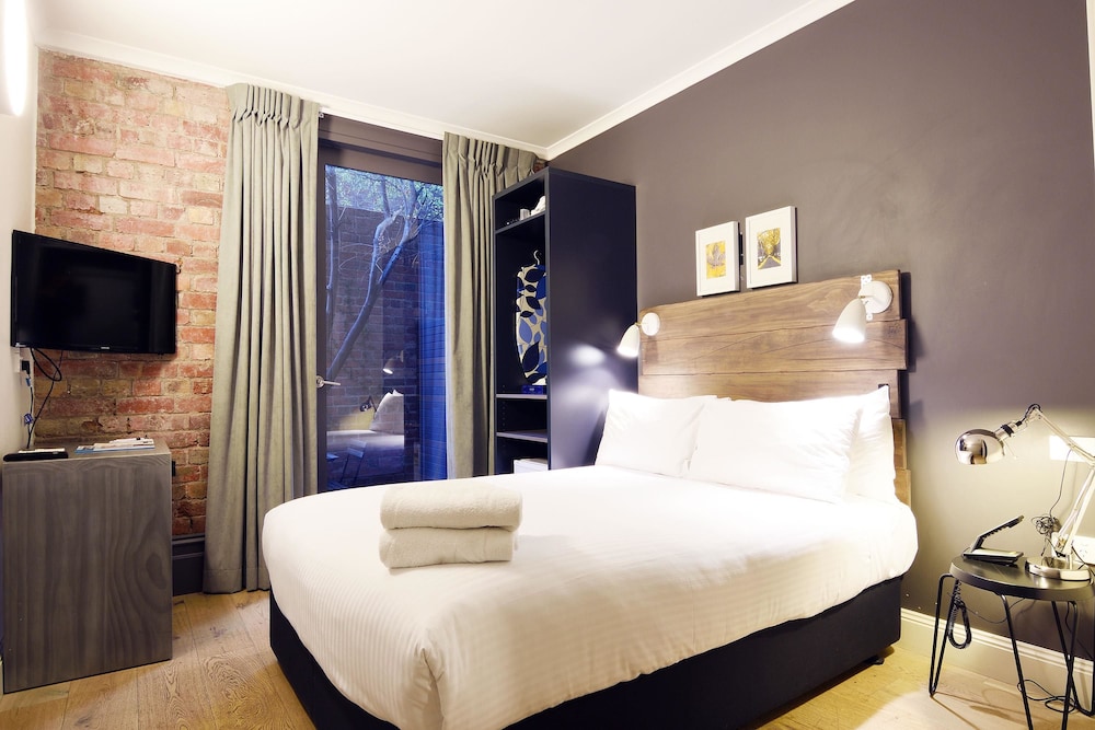 Standard, Queen Bed, Courtyard Area