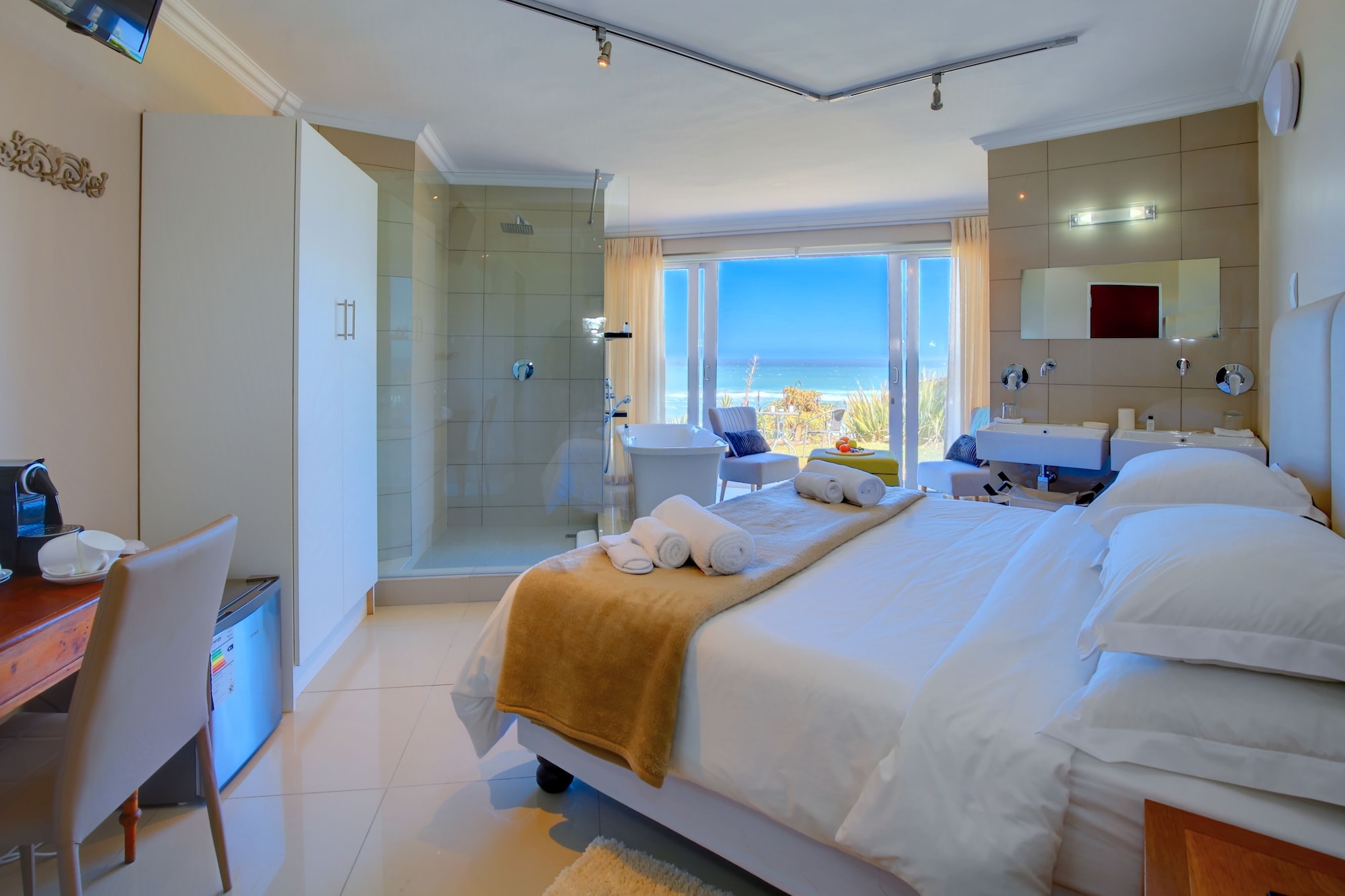 ROOM 2, DOUBLE BED