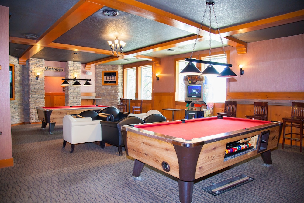 Twin Pine Inn & Suites 35/45