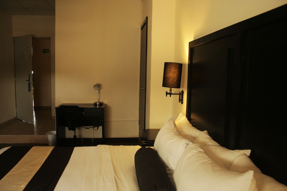 Hotel El Camino Inn and Suites 18/50