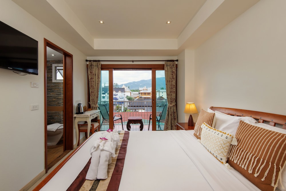 SIGNATURE, KING BED, BALCONY