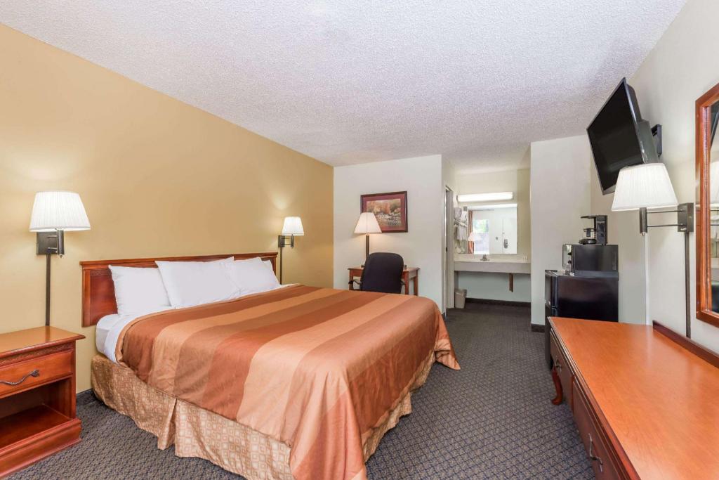 Days Inn By Wyndham Fort Payne 17/27