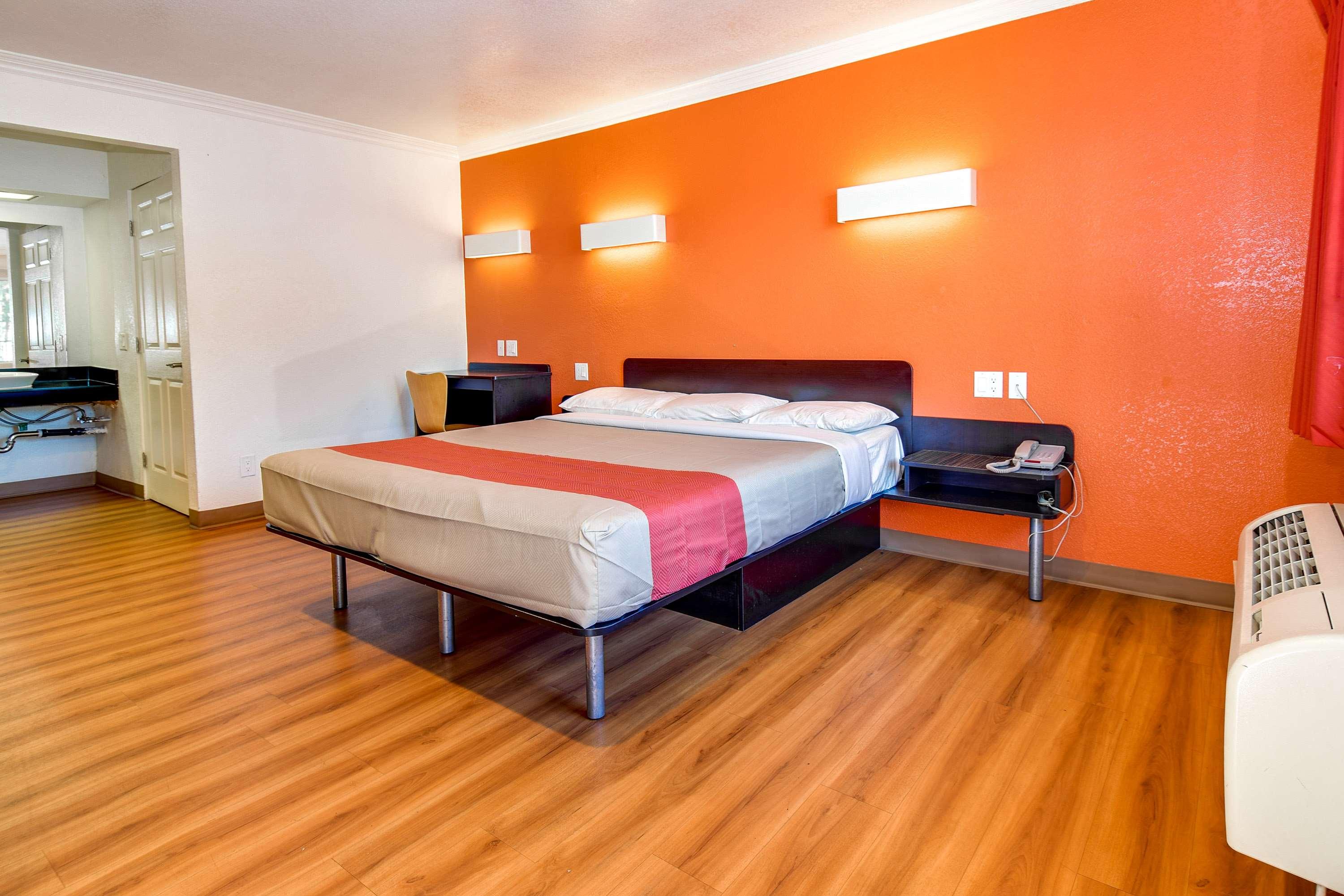 Motel6 Garden Grove, CA 16/40