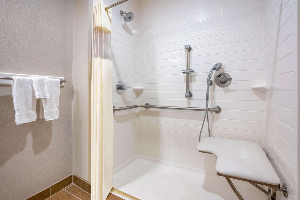 La Quinta Inn & Suites by Wyndham College Station South 2/64