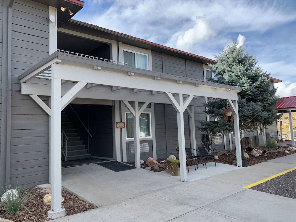 Red Ledges Inn 5/50