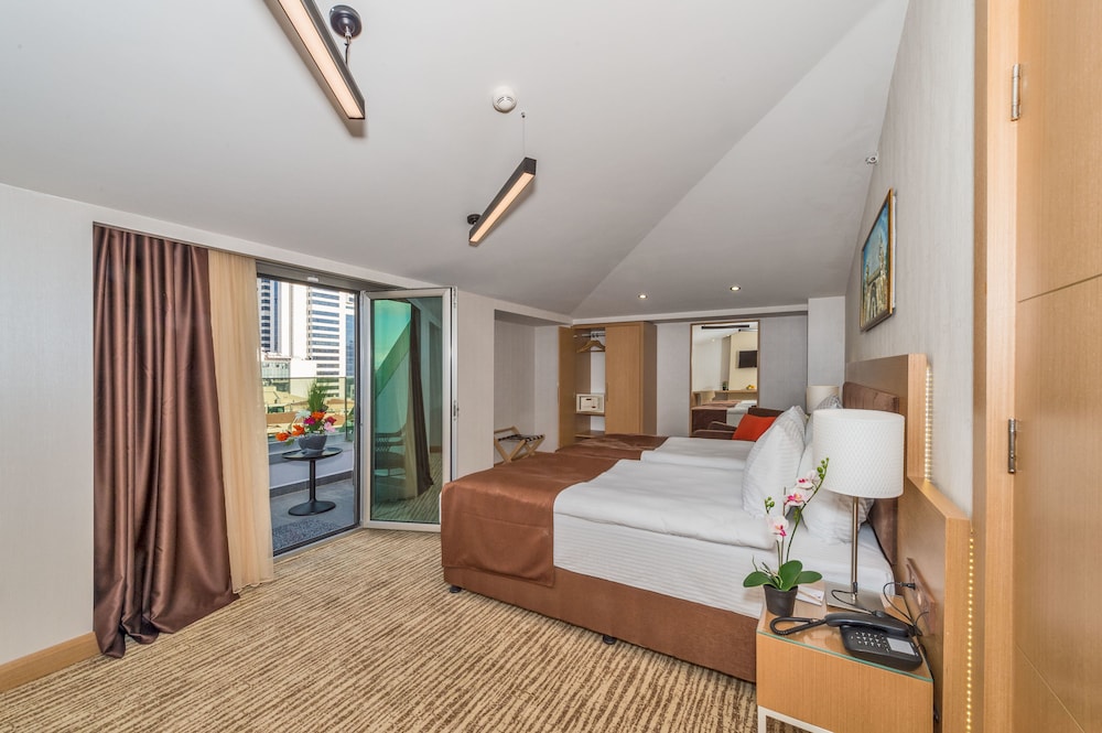 DELUXE, DOUBLE OR TWIN BED, CITY VIEW, BALCONY