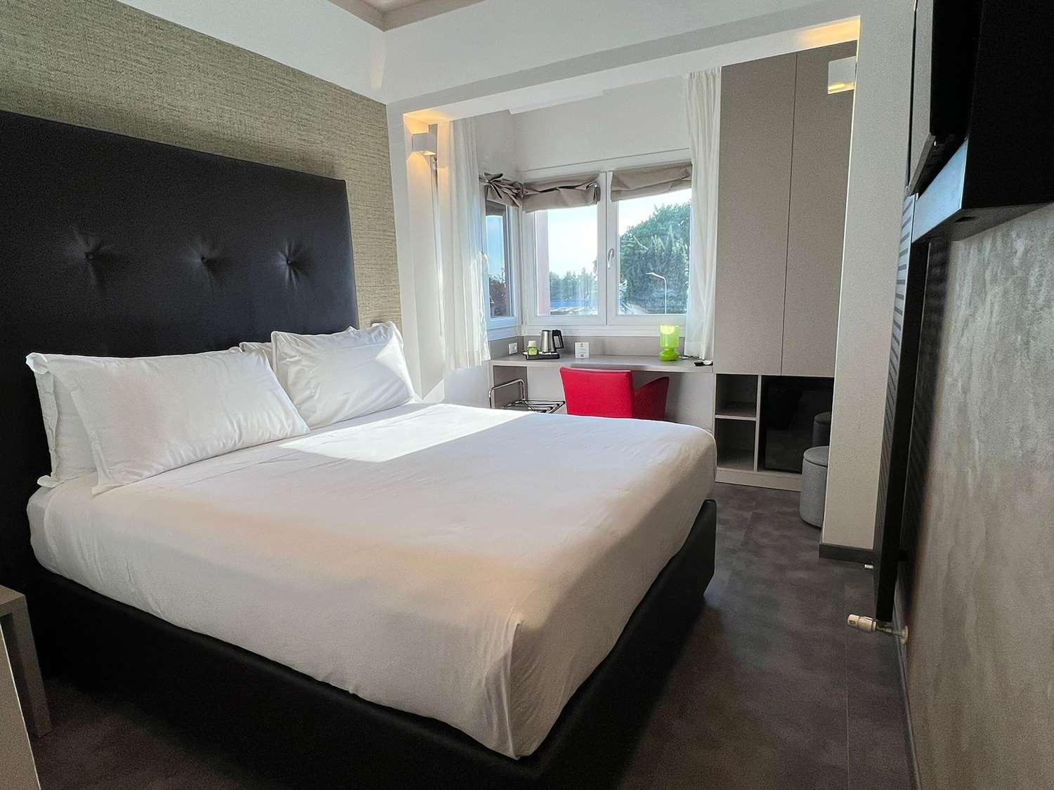 Business, Queen Bed, Street View
