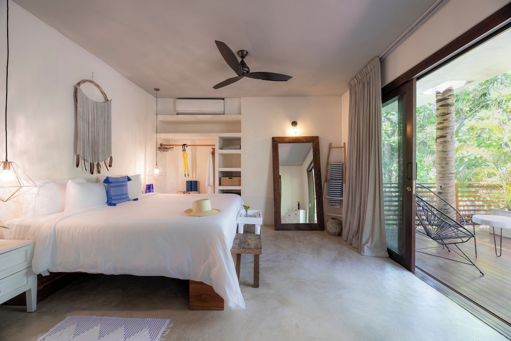 Jungle, Suite, King Bed, Sofa, Balcony