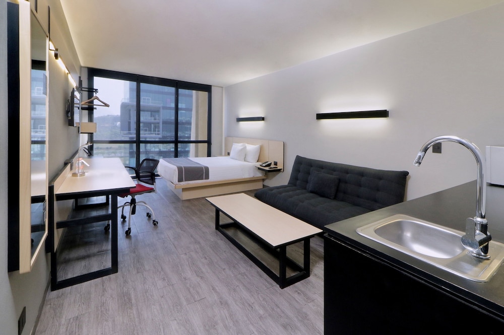 Superior, Queen Bed, Sofa, City Express Plus by Marriott Monterrey Galerias 7/7