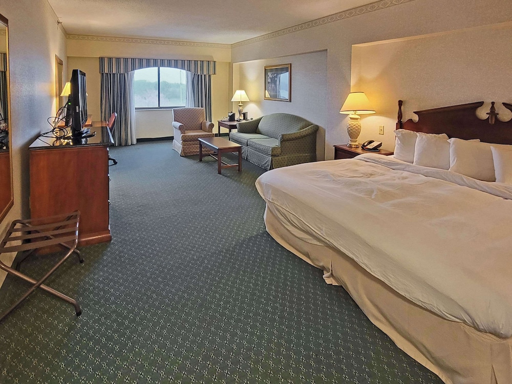 ROOM, KING BED