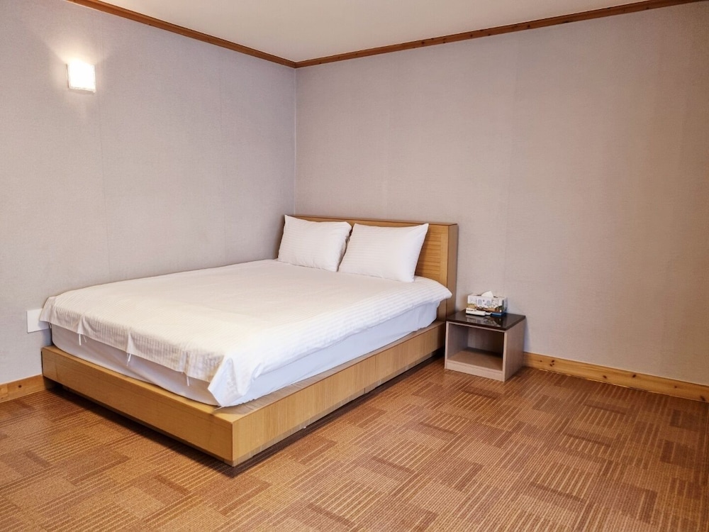 Hotel G 12/23